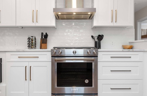 Berkley House | Spacious Family Haven ~ Hot Tub, Pool & Ping Pong, Movie Room!