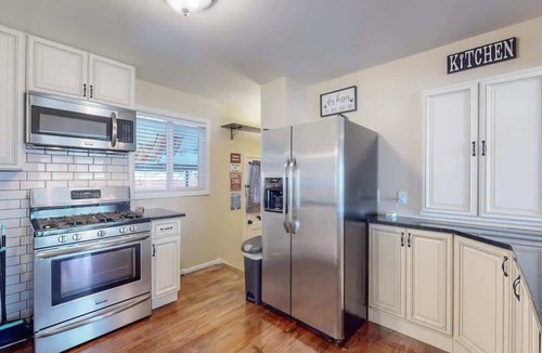 Twin Lakes House | Spacious Family Home, King Beds Large Yard and Fun
