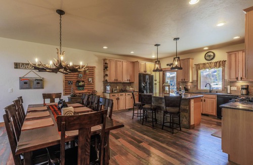 Grand Lake House | Spacious Grand Lake cabin ideal for multigenerational stays with 2 master suites