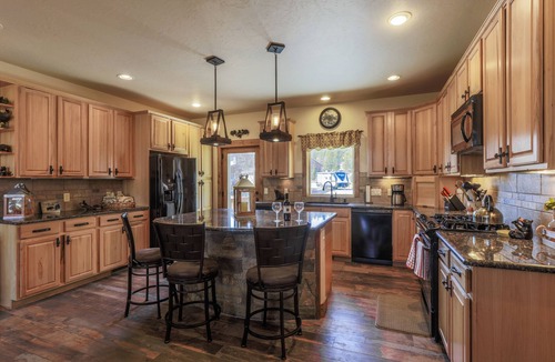 Grand Lake House | Spacious Grand Lake cabin ideal for multigenerational stays with 2 master suites