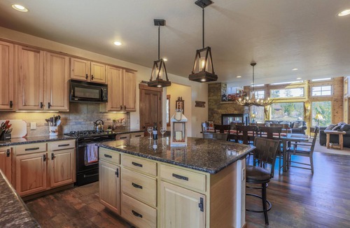 Grand Lake House | Spacious Grand Lake cabin ideal for multigenerational stays with 2 master suites