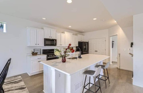 Gateway House | Spacious Home Near Airport/View/Comfy Beds