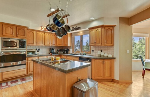 Mountain Shadows House | Spacious Home | 3 King Beds | A/C | Views | Gym |