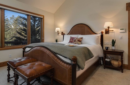 Forest Hills House | Spacious Home with Mountain Views + Hot Tub + Ski Shuttle - Mountain Joy