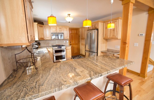 Alma House | Spacious, hot tub, flat driveway access, mountain views, & Starlink internet