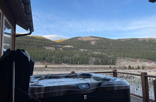 Alma House | Spacious, hot tub, flat driveway access, mountain views, & Starlink internet