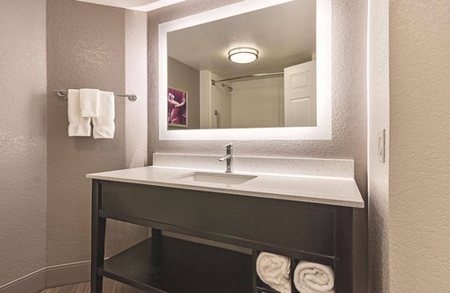 Grand Junction Hotel | Spacious Hotel Room w/Outdoor Pool & Hot Tub – Seasonal Bliss