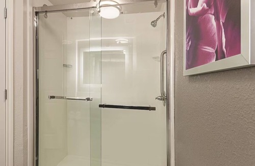Grand Junction Hotel | Spacious Hotel Room w/Outdoor Pool & Hot Tub – Seasonal Bliss