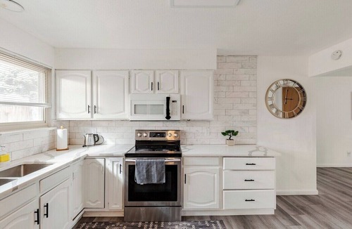 Denver House | spacious hottub 4 kings 2 kitchens walkable sleeps 18