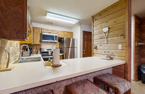 Historic District Condo | Spacious, in-town condo with balcony, pools, hot tub, tennis - walk to lifts