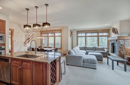 River Run Condo | Spacious Lone Eagle ski-in, ski-out 2BR condo w/pool, hot tubs & mtn views!