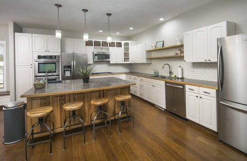 Windsor House | Spacious Luxury ~ Downtown Windsor ~ Locust Estates