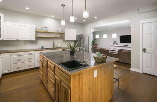 Windsor House | Spacious Luxury ~ Downtown Windsor ~ Locust Estates