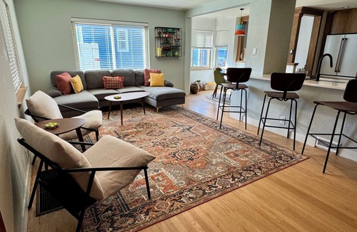 West Highland House | Spacious midmod home 10 min to downtown, Peloton, fire pit, fenced yard