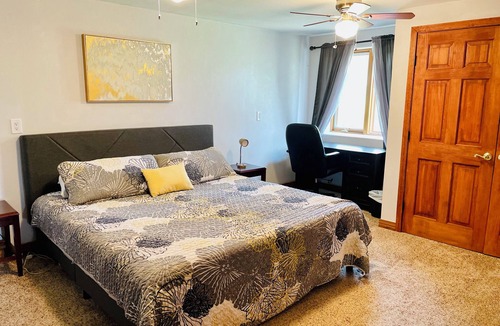 Golden House | Spacious Mountain Apt with Views & Easy Access to Skiing, Hiking, & Red Rocks!