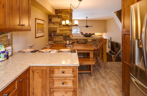 Four O'Clock House | Spacious Mountain Townhouse. Great Location!