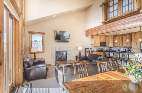 Fraser House | Spacious multi-family town home with GAME ROOM, GREAT VIEWS & PRIVATE HOT TUB