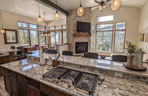 Alma Cabin | Spacious, pet-friendly retreat w/hot tub, breathtaking views, & excellent WiFi - The Yellow Rose