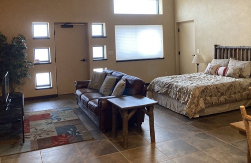 Marvel Apartment | Spacious Queen Studio! Bring your horses and dogs!