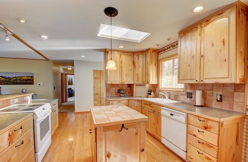 Carriage Hills House | Spacious ranch house with hot tub, mountain views and a top notch furnishings.