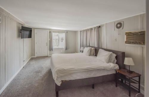 Federal Heights House | Spacious ranch on large lot near water world