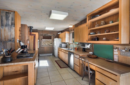 Creede House | Spacious Retro Mountain Getway - ATV Parking - Amazing Views