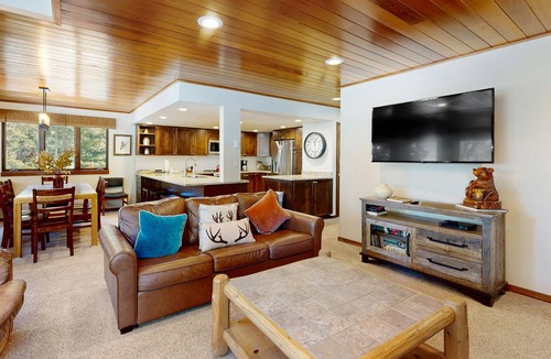 Four O'Clock House | Spacious ski-in/ski-out townhome with shared hot tub/pool/gym - near lifts