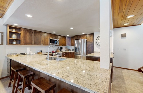 Four O'Clock House | Spacious ski-in/ski-out townhome with shared hot tub/pool/gym - near lifts