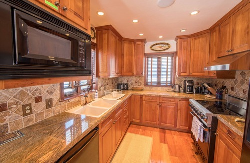 Crested Butte Condo | Spacious ski in double condo prime base area location by Mountaineer Square.