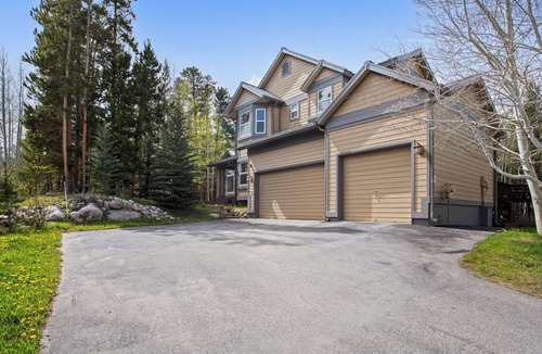 Three Peaks House | Spacious Ski Lodge - Sleeps 14 - Great Access - Mountain Views - Hot Tub