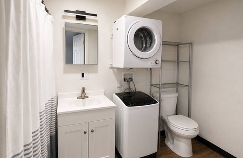 Everett Apartment | Spacious Studio Near Boston-Parking-Washer/Dryer