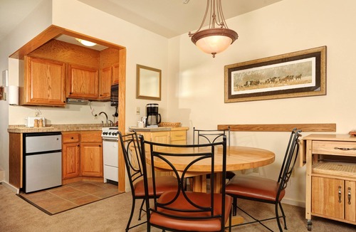 Lakeside Village Apartment | Spacious Studio on Keystone Lake with Full Kitchen