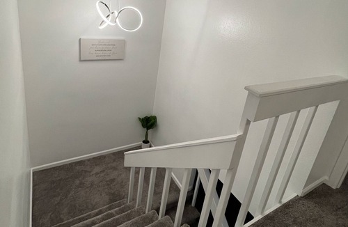 Dam East - West House | *Spacious Townhome* 5 min to light rail & shops