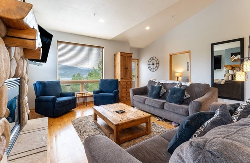 Wildernest House | Spacious Townhome; 2 Primary Suites, 2 Balconies + Mtn Views