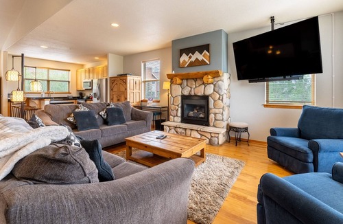 Wildernest House | Spacious Townhome; 2 Primary Suites, 2 Balconies + Mtn Views