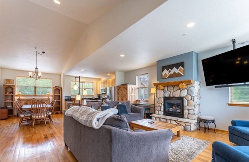 Wildernest House | Spacious Townhome; 2 Primary Suites, 2 Balconies + Mtn Views