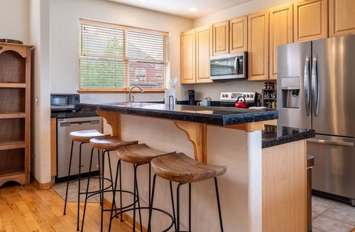 Wildernest House | Spacious Townhome; 2 Primary Suites, 2 Balconies + Mtn Views