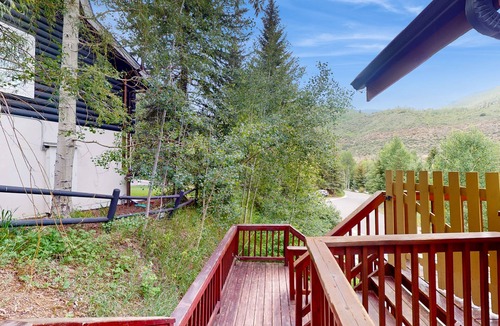 Intermountain Condo | Spacious West Vail condo near shuttle w/shared hot tub, washer/dryer