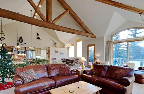 Corinthian Hills House | Splendid abode with awe-inspiring views, a hot tub, and a pool table ready!