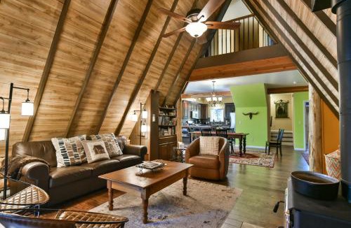 Breckenridge House | Spruce Creek Lodge: Pet Friendly Mountain Retreat