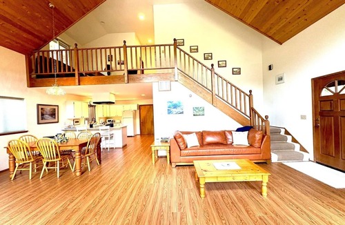 Easton House | Starlight Riverfront Lodge - Directly on the Yakima River with a Hot Tub
