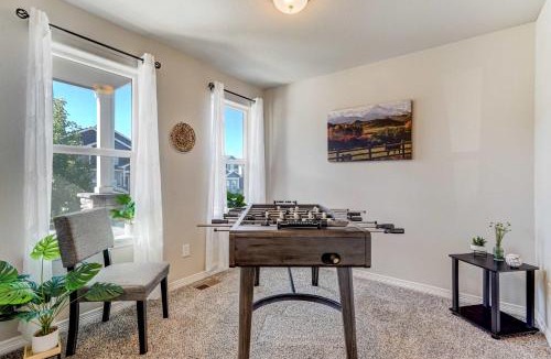 Rustic Hills House | Starlink Station - Modern furnishings, w Fire Pit - Near Airport
