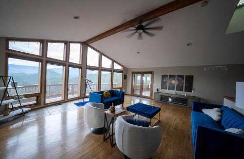 Bailey Villa | Starry Mountain Manor! Infinity Swing, Decks, Spa