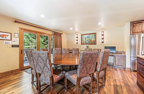 Trafalgar House | Stay at Friendly Fox Chalet, a large pet friendly home in a great location.