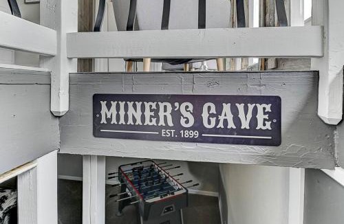 Victor House | Stay in a Historic Gold Mine Town w/Mountain Views