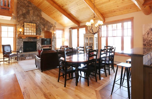 Fraser House | Steam Shower, Hot Tub, ski bus route, heated garage Tesla charger, Mountain View