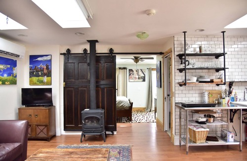 Highland Cottage | Steampunk Art Studio -Carriage House:Hot Tub, Firepit, yard, walkable, Near LODO