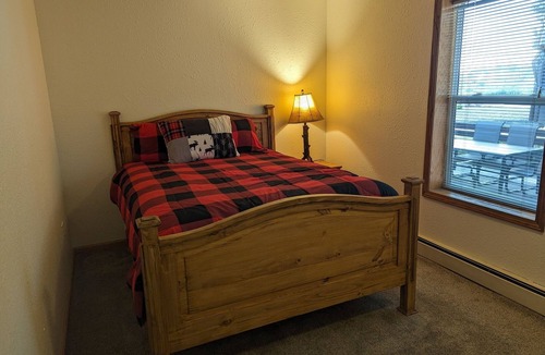 Delta Hotel | Step into a welcoming embrace of comfort and scenic tranquility as you explore this inviting 2-bedroom hotel apartment along the Gunnison River in Delta, CO.
