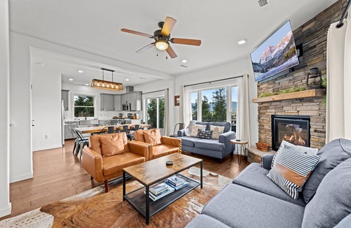 Fraser House | Steps to Bus Loop | Hot Tub | Decks | Grill | Group Getaway Ready