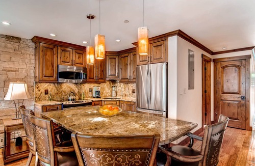 Vail Condo | Steps to gondola! Diamond rated! Lionshead Village! Pool & Hot Tub! Landmark 116